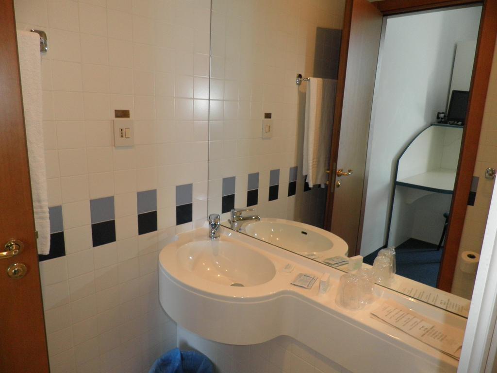 Hotel Torre Imperiale Maccagno Room photo